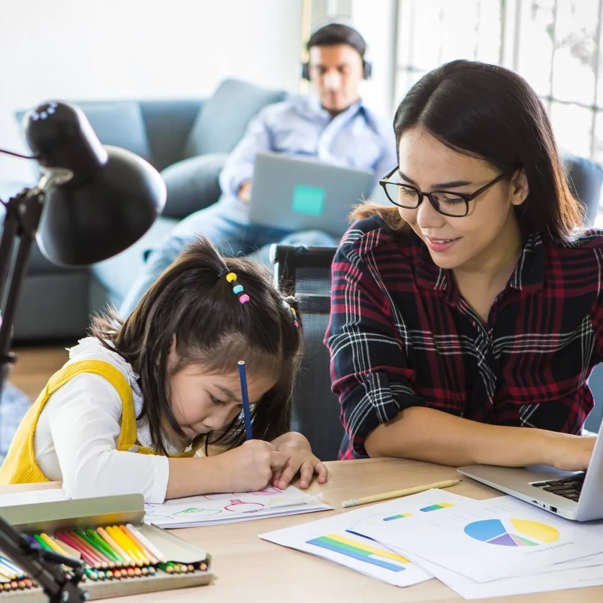 صورة لأم تتابع طفلتها