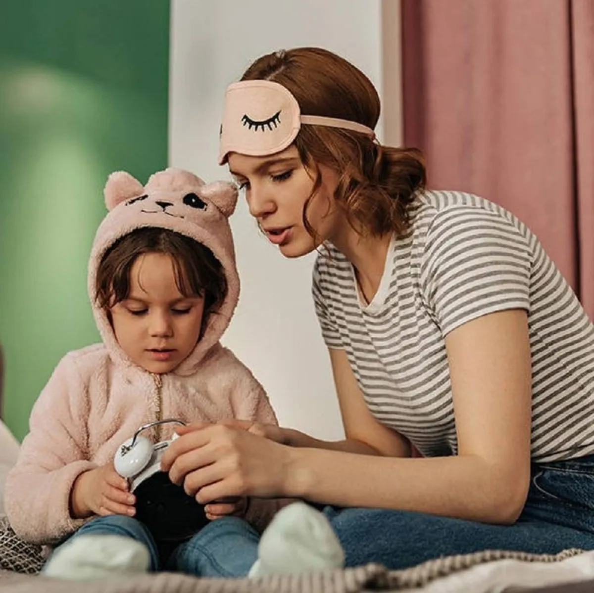 صورة لأم تشرح لطفلتها معنى الوقت