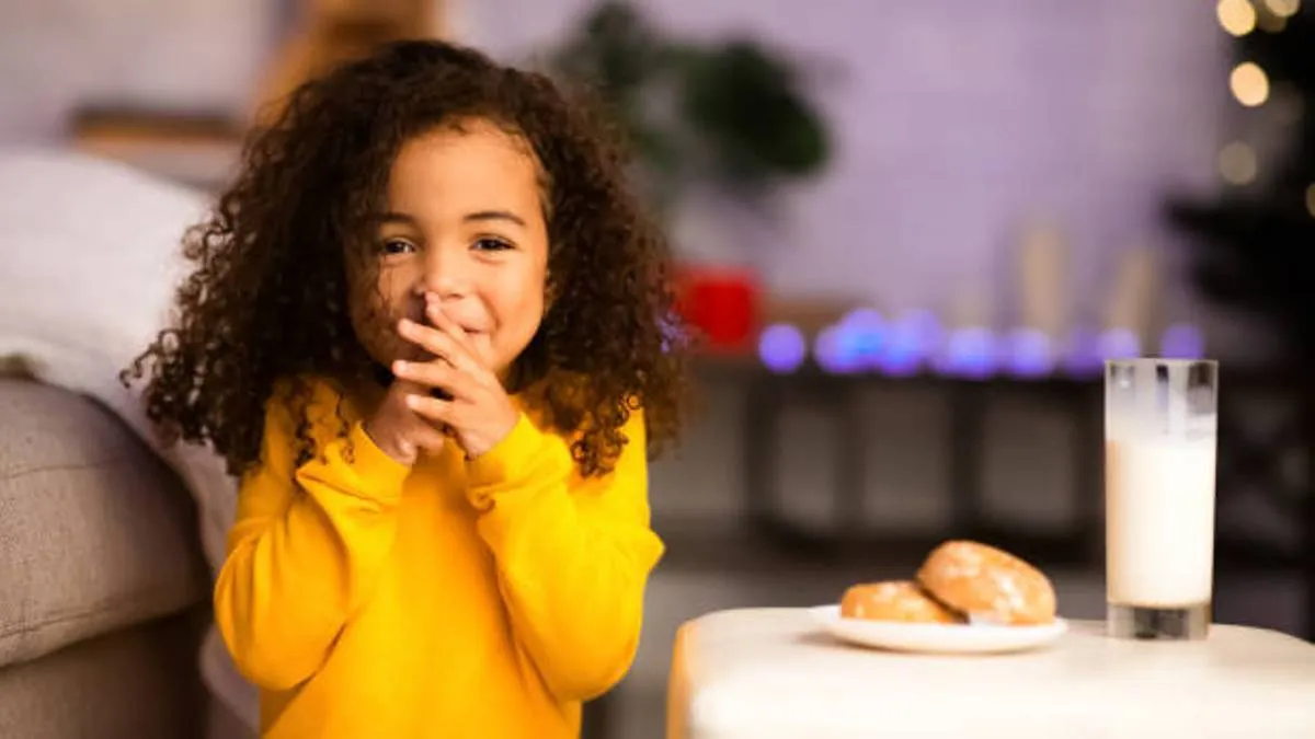 صورة لطفلة تستمتع بتناول بسكويت الشوفان مع الحليب