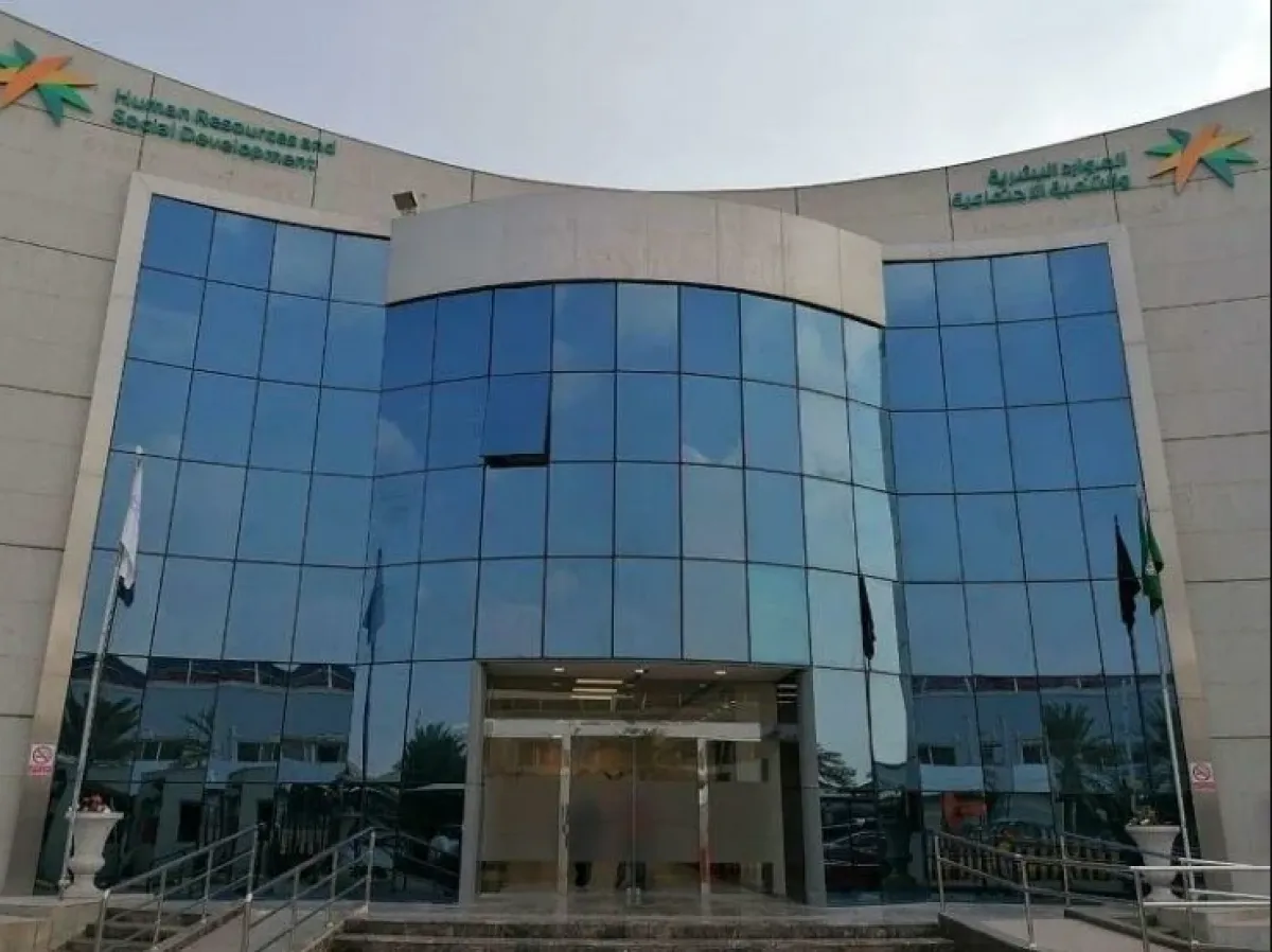 الموارد البشرية: حالتان لخروج العامل بشكل نهائي.. إحداهما إنهاء التعاقد. الصورة من "واس"