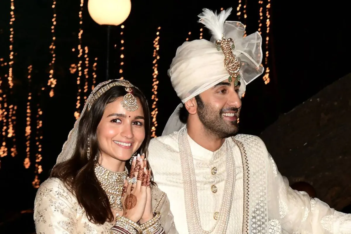 Bollywood actors Ranbir Kapoor (R) and Alia Bhatt pose for pictures during their wedding ceremony in Mumbai on April 14, 2022. SUJIT JAISWAL / AFP