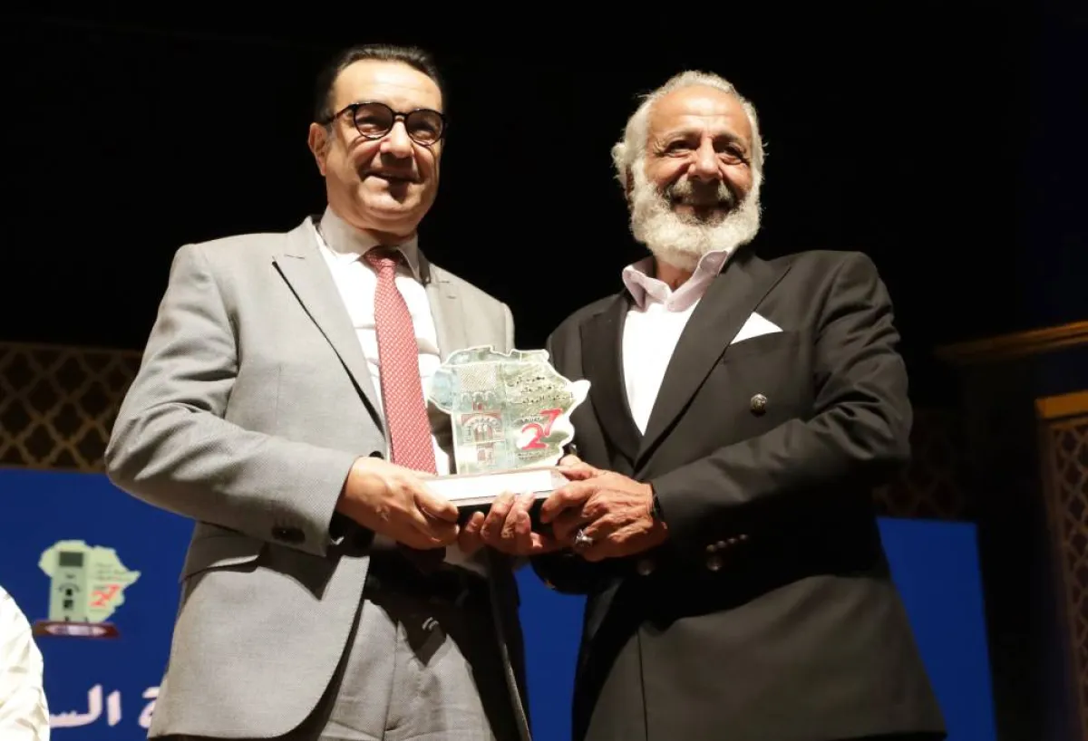 ايمن زيدان يتسلم جائزة أحسن سيناريو عن فيلمه "غيوم داكنة"