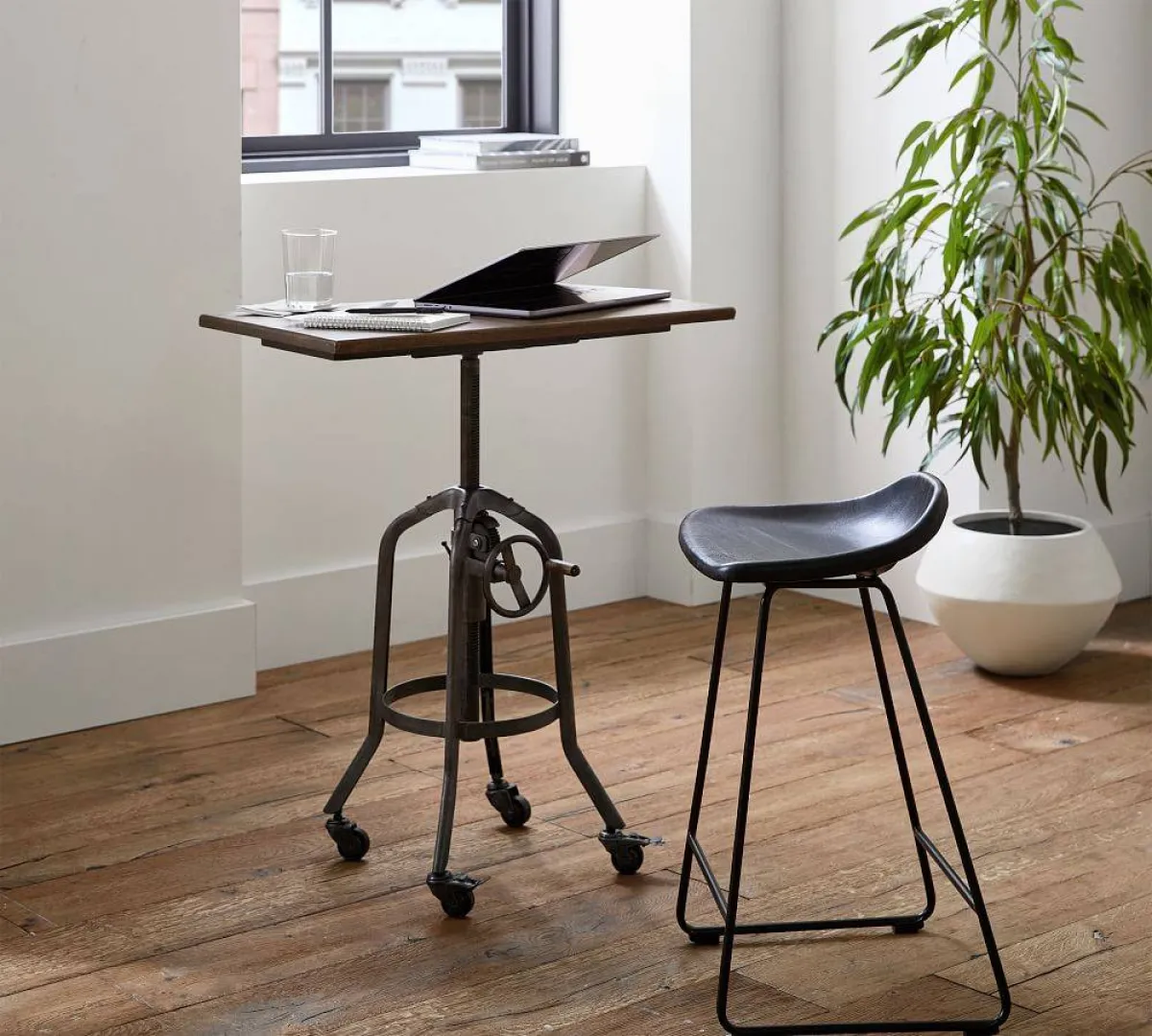 مكتب للعمل يتبع الطراز الصناعي 