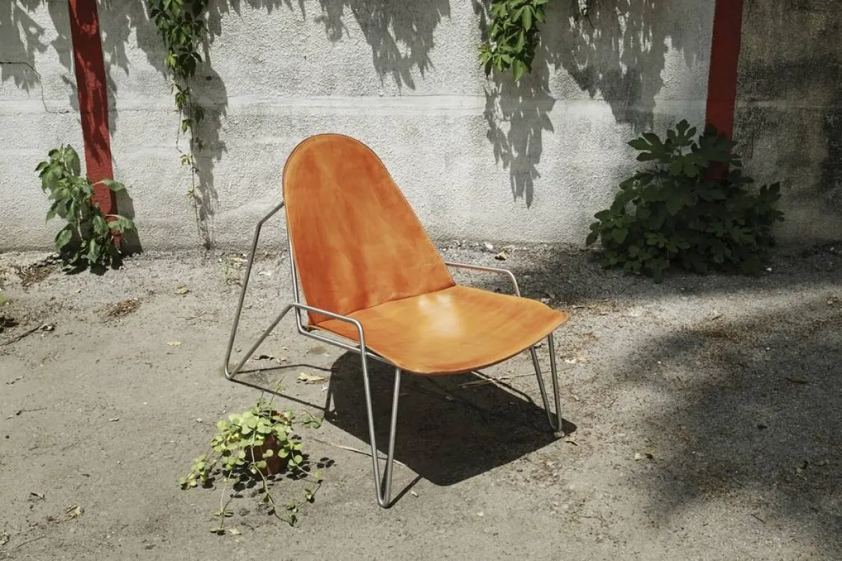 كرسي قابل لإدراج تصميمه تحت الطراز الصناعي