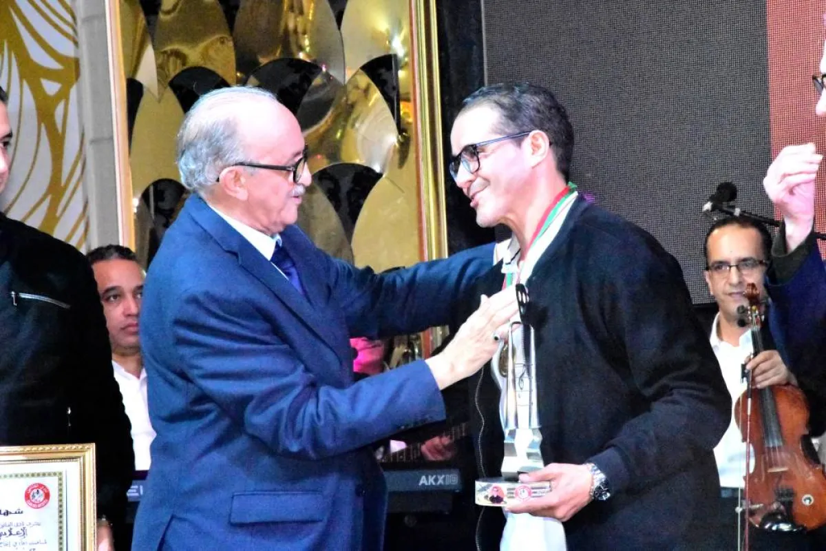 الفنان المسرحي محمد الجم يقدم وسام التكريم للإعلامي الحسين شهب