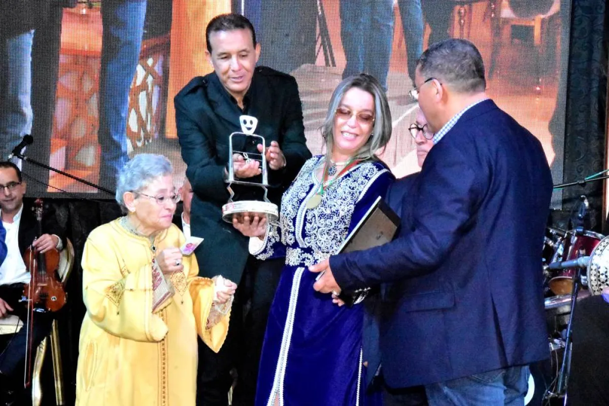 لحظة تكريم الإعلامية غزلان اشريكان