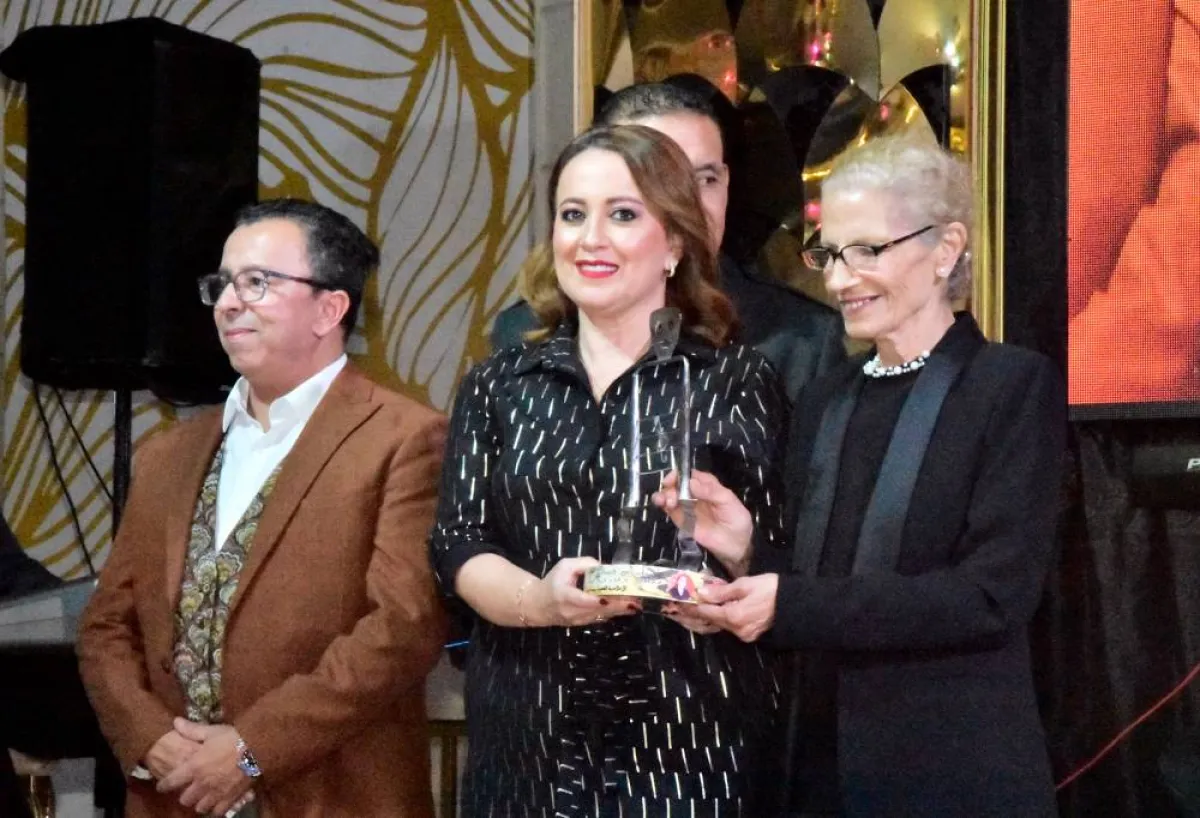 بديعة ريان تقدم درع التكريم للإعلامية زبيدة فتحي