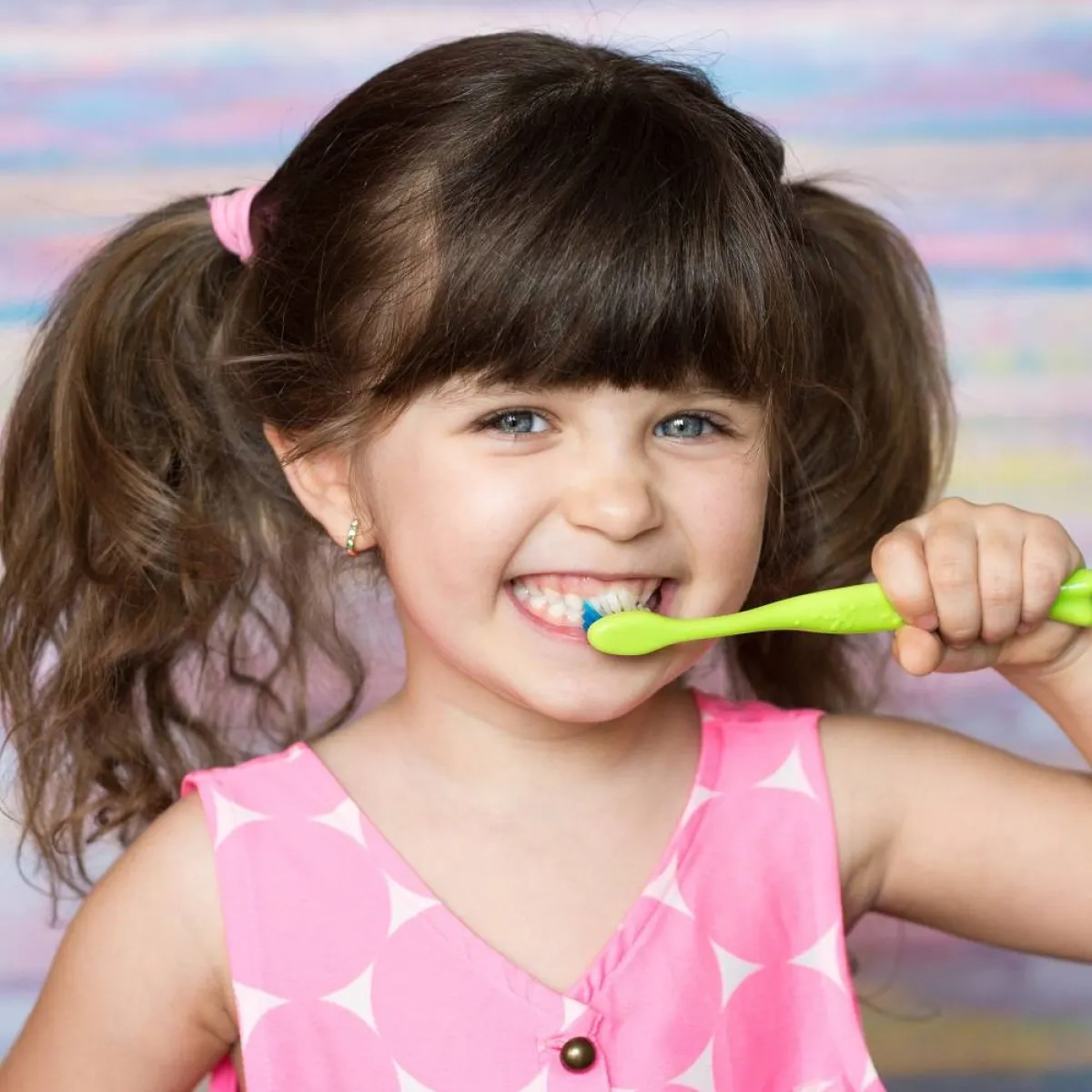 صورة لطفلة تفرش أسنانها