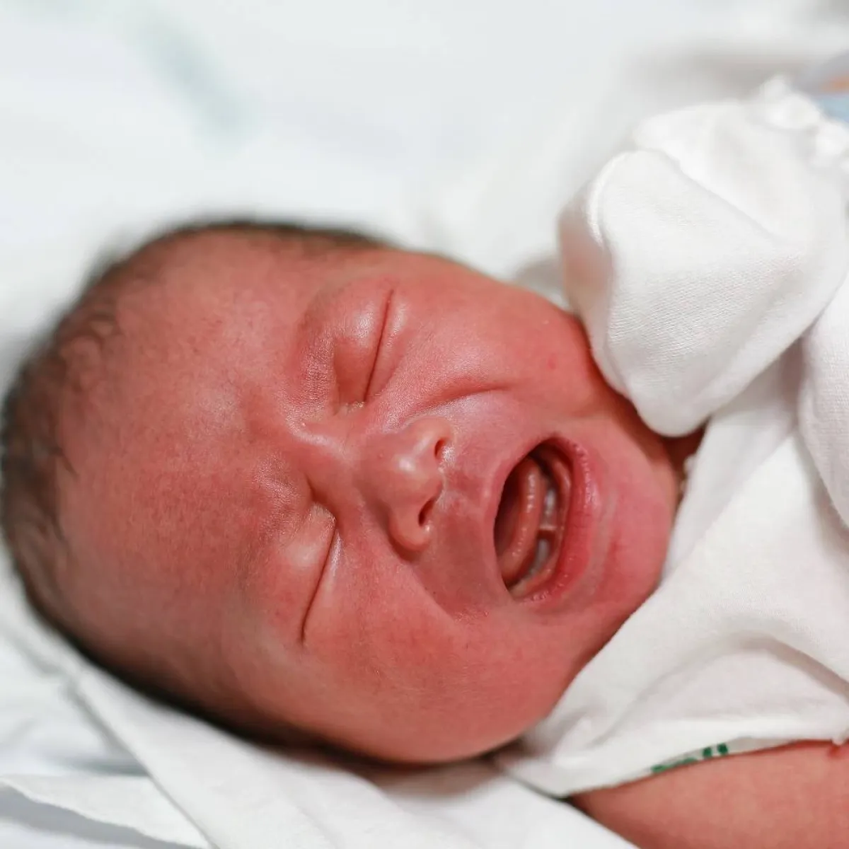 صورة لرضيع يبكي