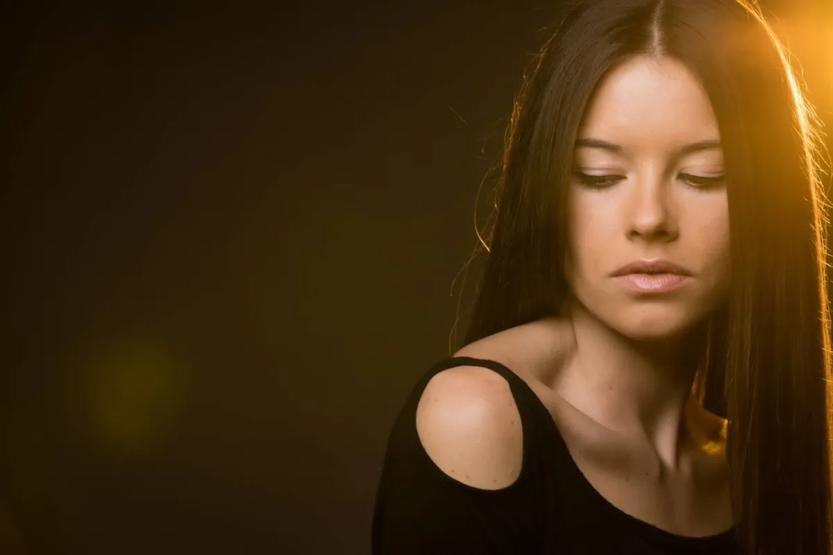 صورة لامرأة ذات شفاه سمراء