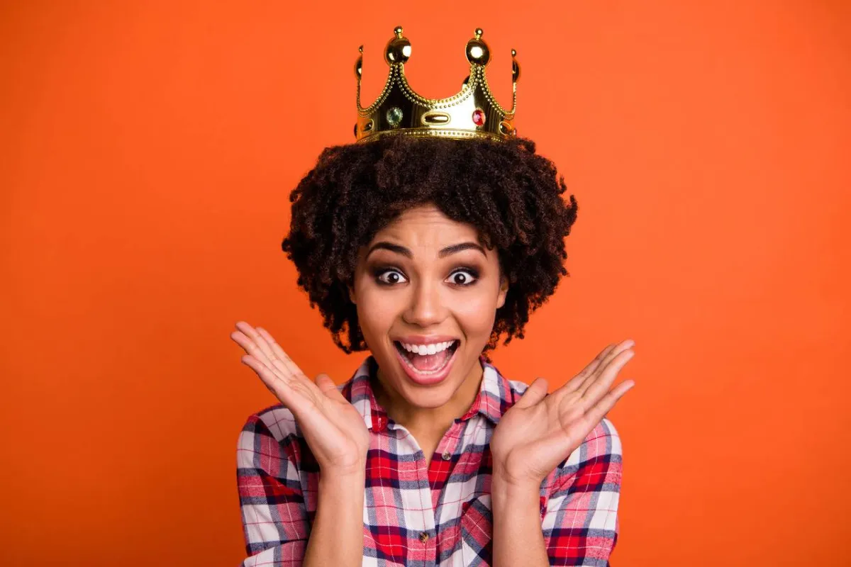 صورة لفتاة تضع التاج 