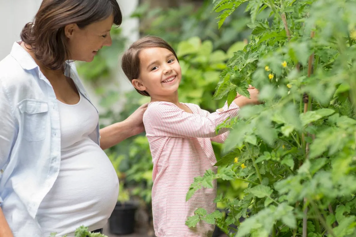 صورة لحامل مع ابنها