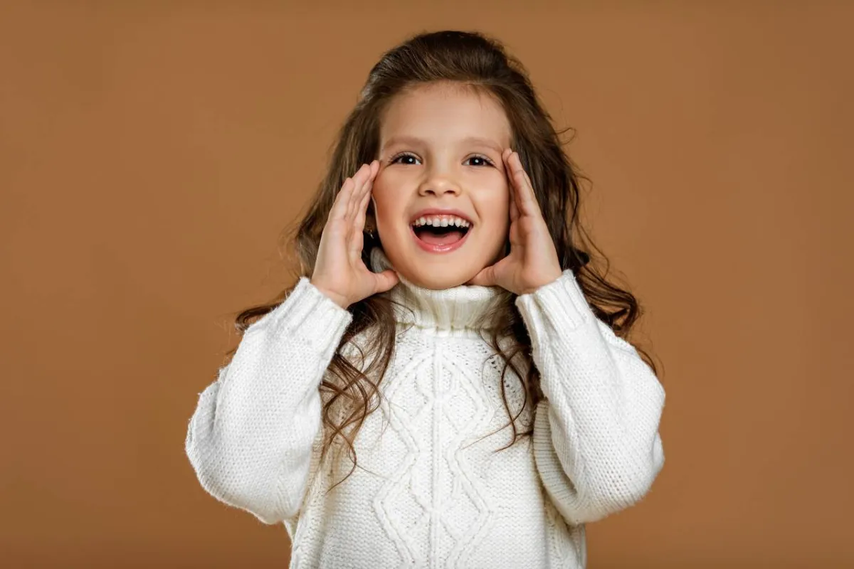 صورة لطفلة تجرب الأصوات