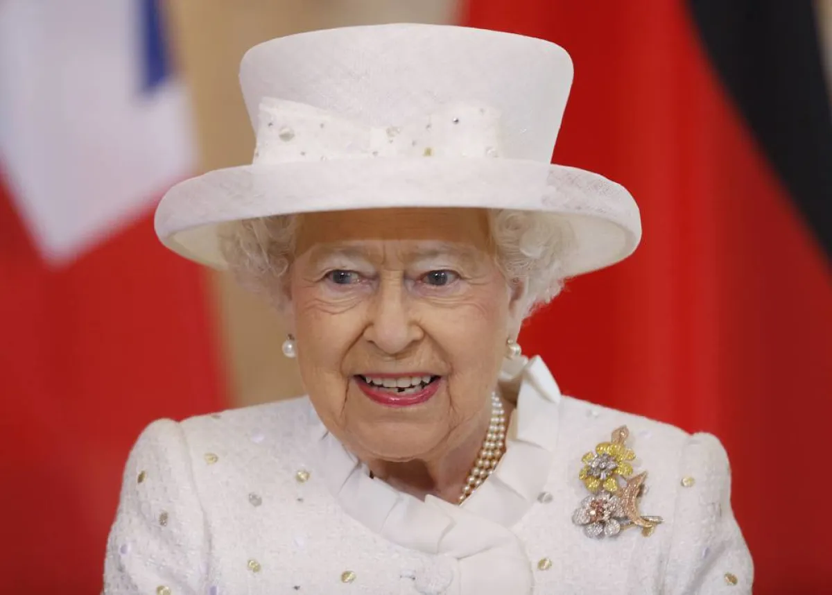 Britain's Queen Elizabeth II prepares to sign the Golden Book at the Presidential Palace Bellevue in Berlin on June 24, 2015. Britain's Queen Elizabeth II is in Germany for a three-day visit. Her agenda includes a meeting with German Chancellor Angela Merkel and a visit at the former Nazi concentration camp Bergen-Belsen. AFP PHOTO / POOL / MARKUS SCHREIBER MARKUS SCHREIBER / POOL / AFP