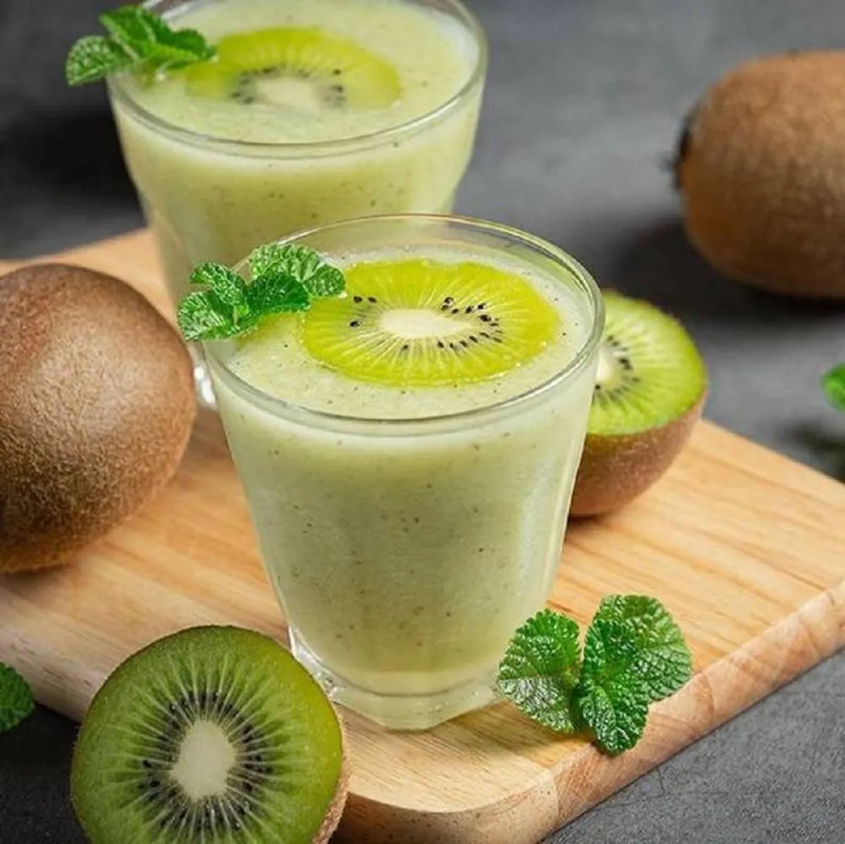 صورة لكوبين من عصير الكيوي