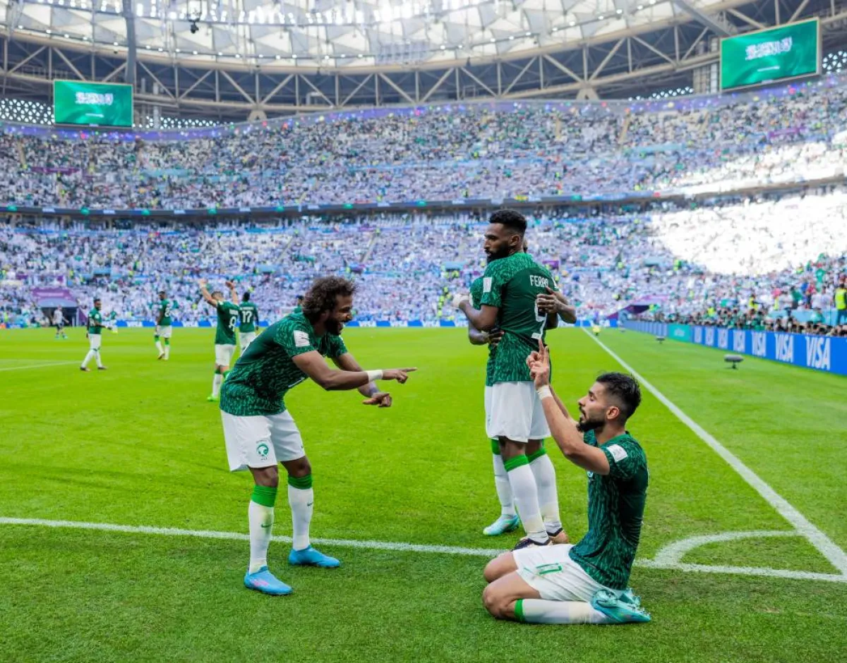 ياسر الشهراني يمازح لاعبي المنتخب السعودي في المواجهة الأولى - الصورة من حساب المنتخب السعودي