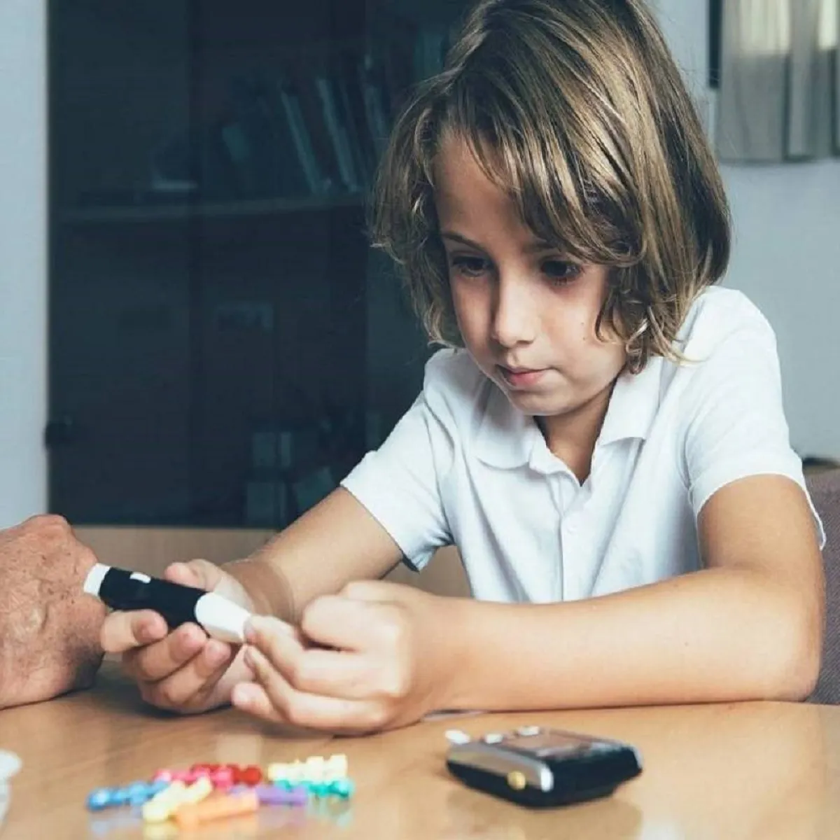 صورة لطفل يعطي نفسه حقنة للتداوي