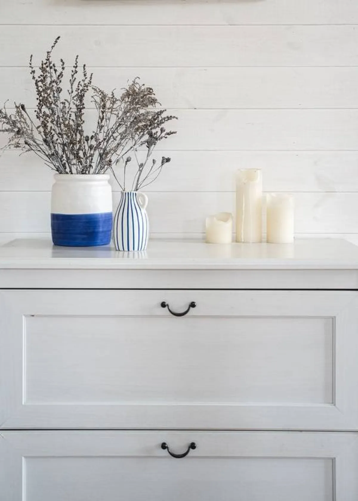 جانب من غرفة النوم المؤثّثة حسب الطراز المتوسطي