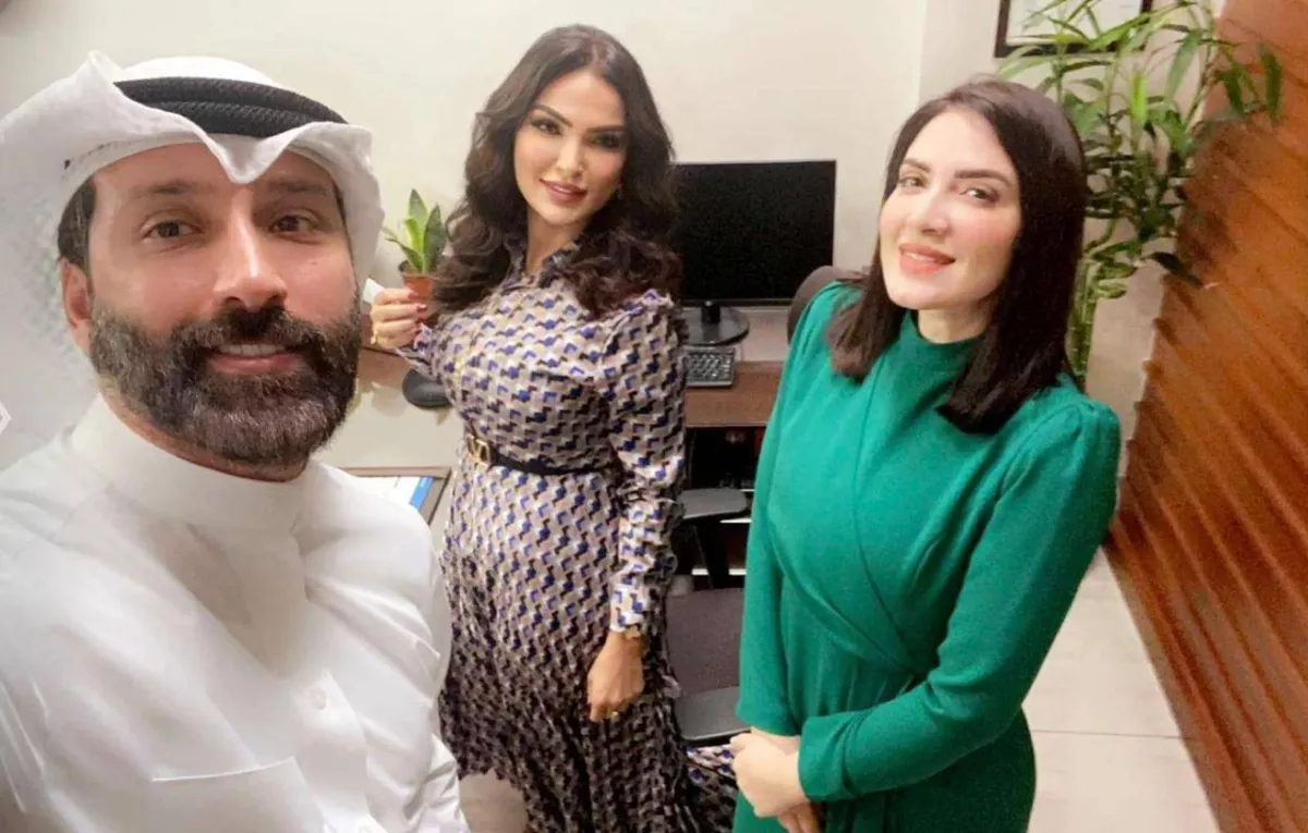 شيخة البدر وهبه الدري وعبدالله الطليحي من كواليس مسلسل نون النسوه الصورة خاصه من الفنانة