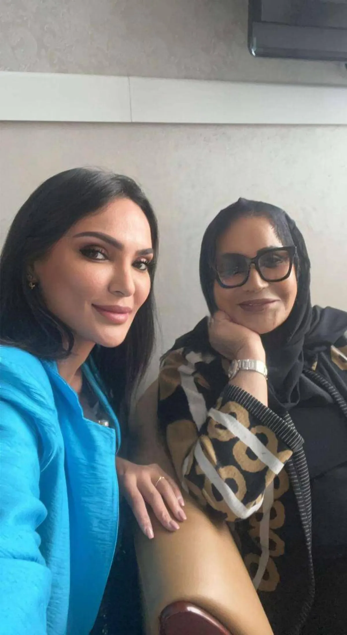 شيخة البدر والفنانة سعاد عبدالله من كواليس مسلسل مجاريح الصورة خاصه من الفنانه