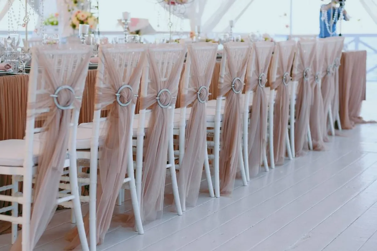 مقاعد المدعوين إلى حفل الزفاف