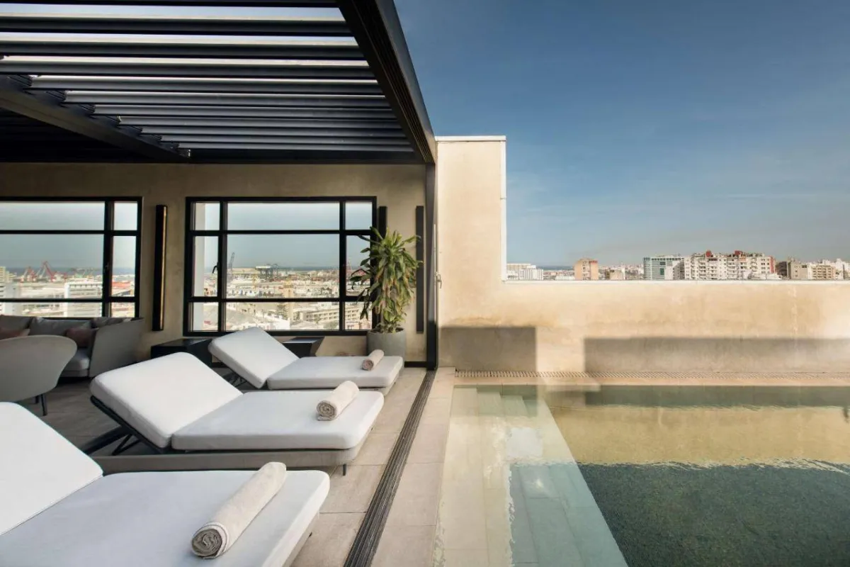 مسبح خارجي في فندق راديسون بلو كازابلانكا سيتي سنتر