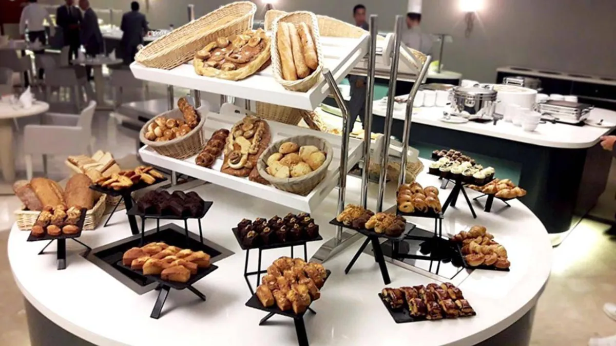 "البوفيه"، في فندق غراند موغادور مركز المدينة