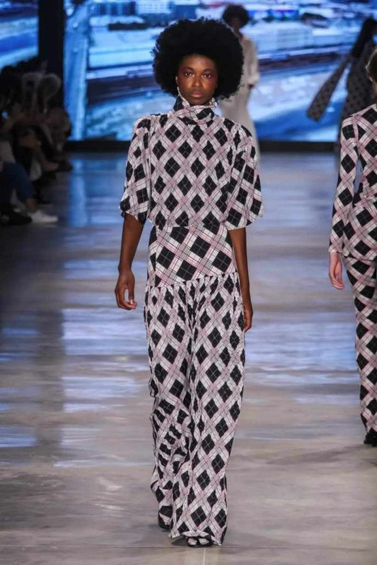 تنسيق البلايز المقلمة من ويدير سيلفيرو Weider Silveiro