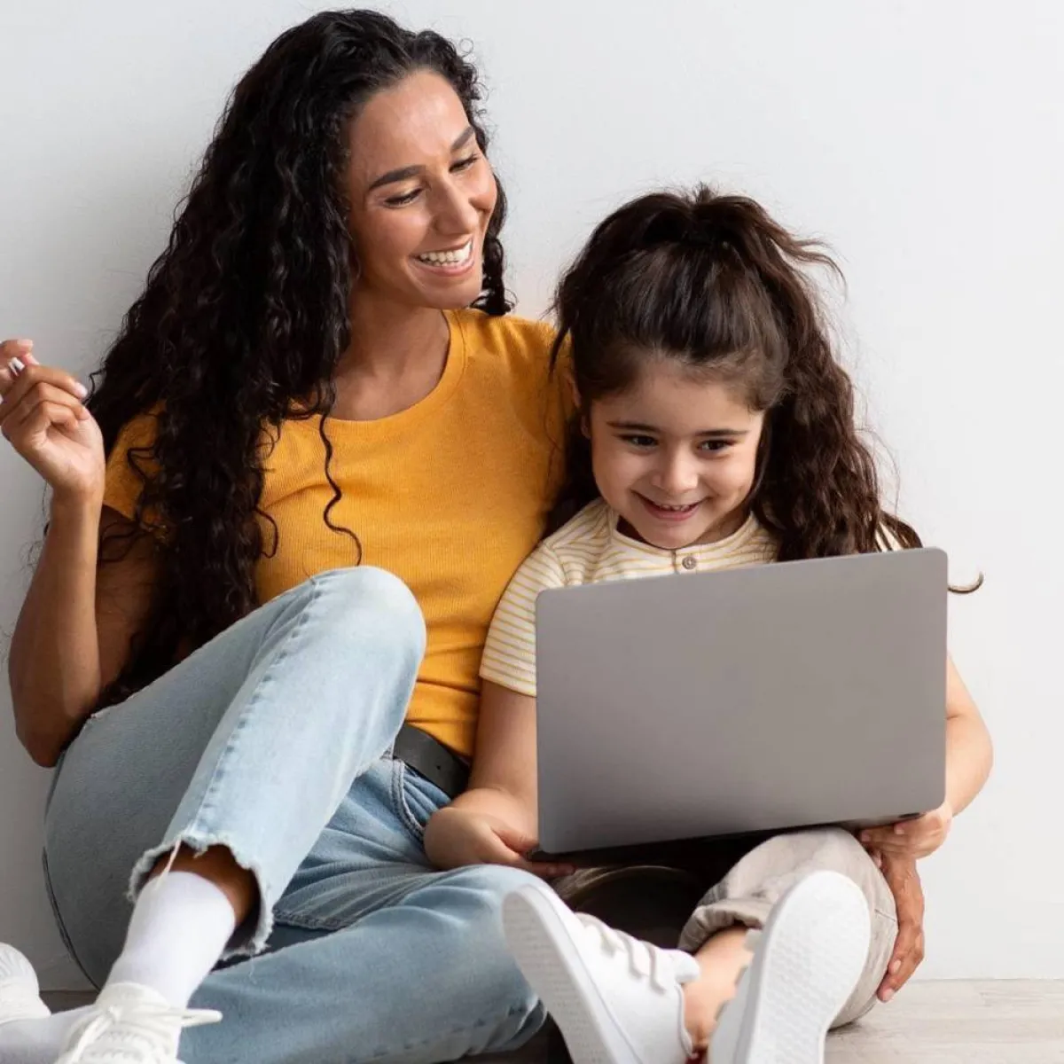 صورة لأم تتابع برامج طفلتها