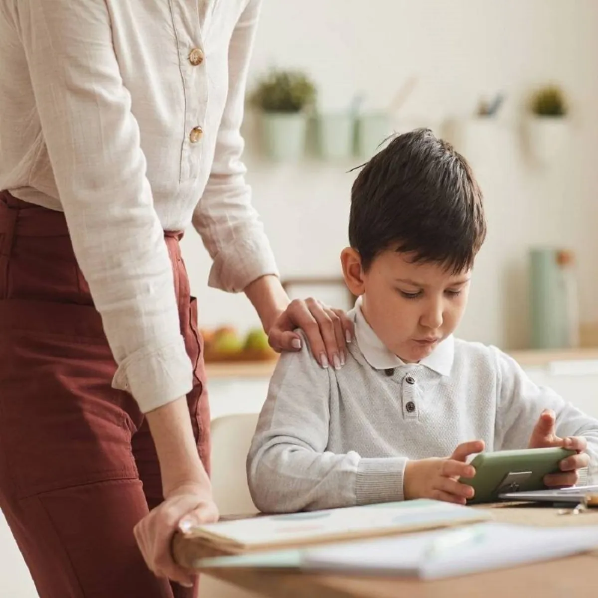 صورة لطفل يدمن الآيباد لساعات طويلة