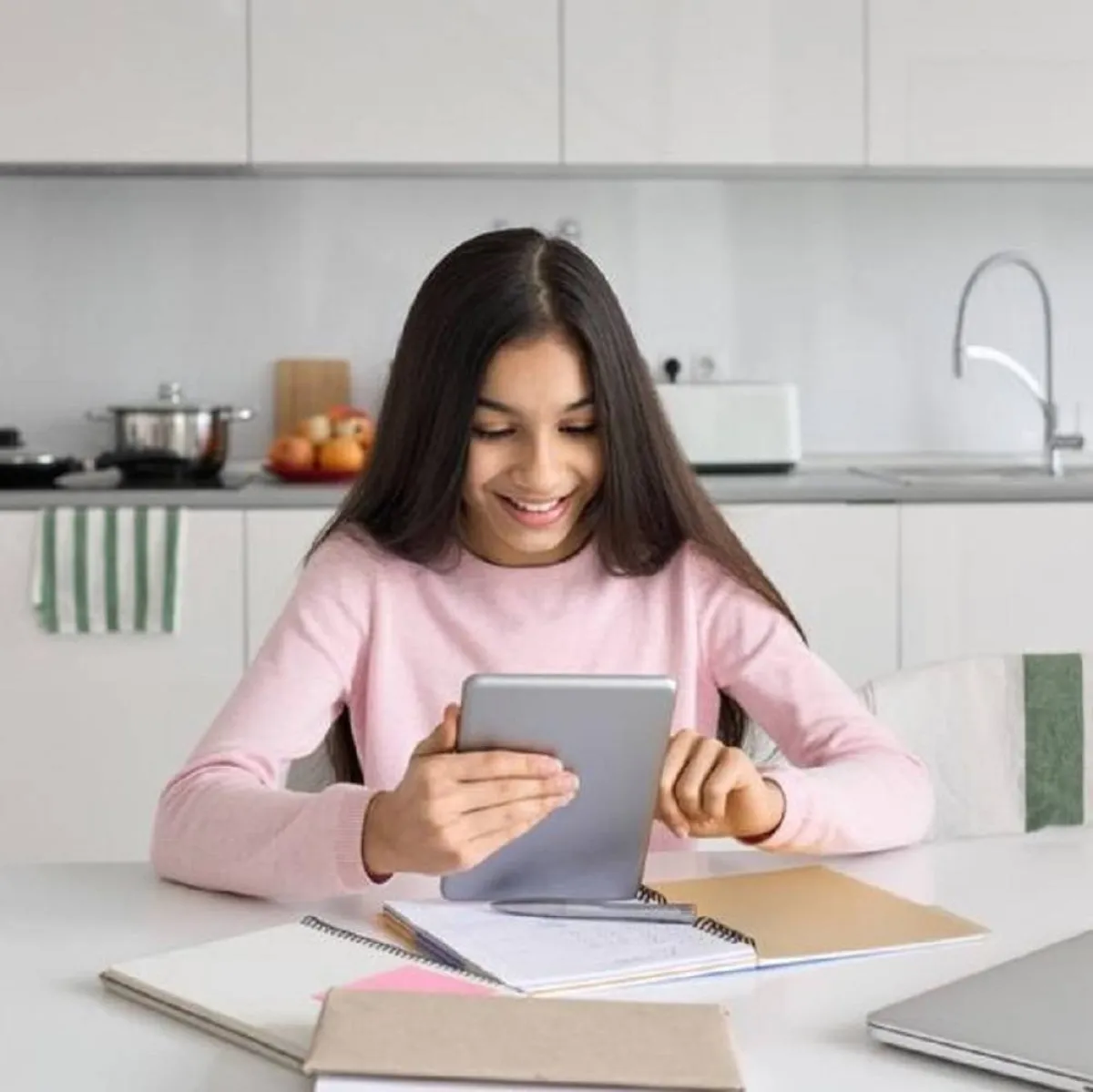 صورة لطفلة تطلع على ثقافة العالم