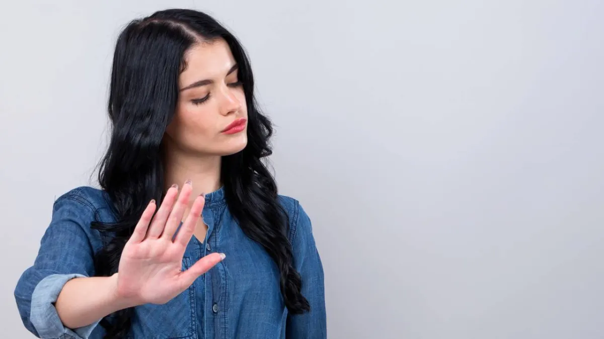 صورة لسيدة تقول لا