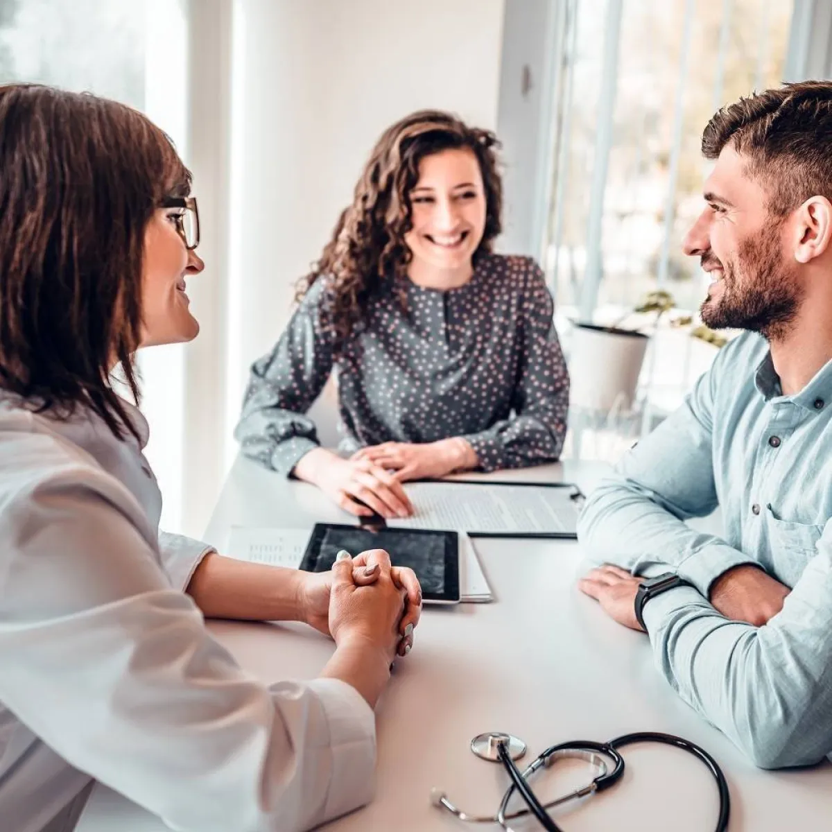 صورة تعبيرية عن مناقشات بين الزوجين والطبيبة