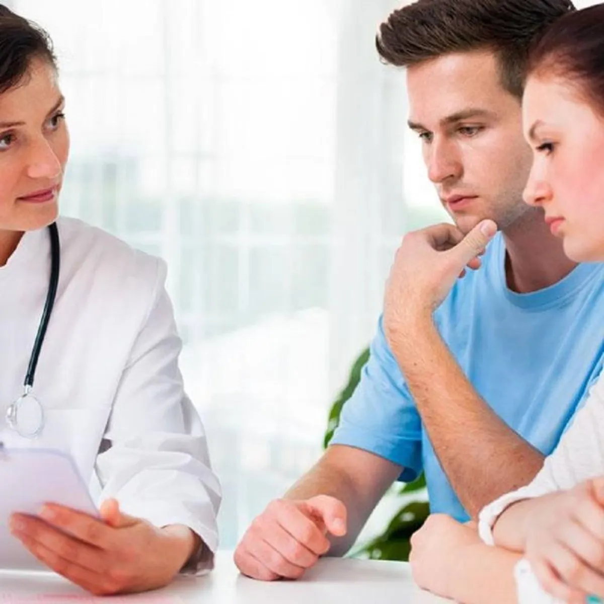   صورة لمناقشات قبل عملية الحقن المجهري