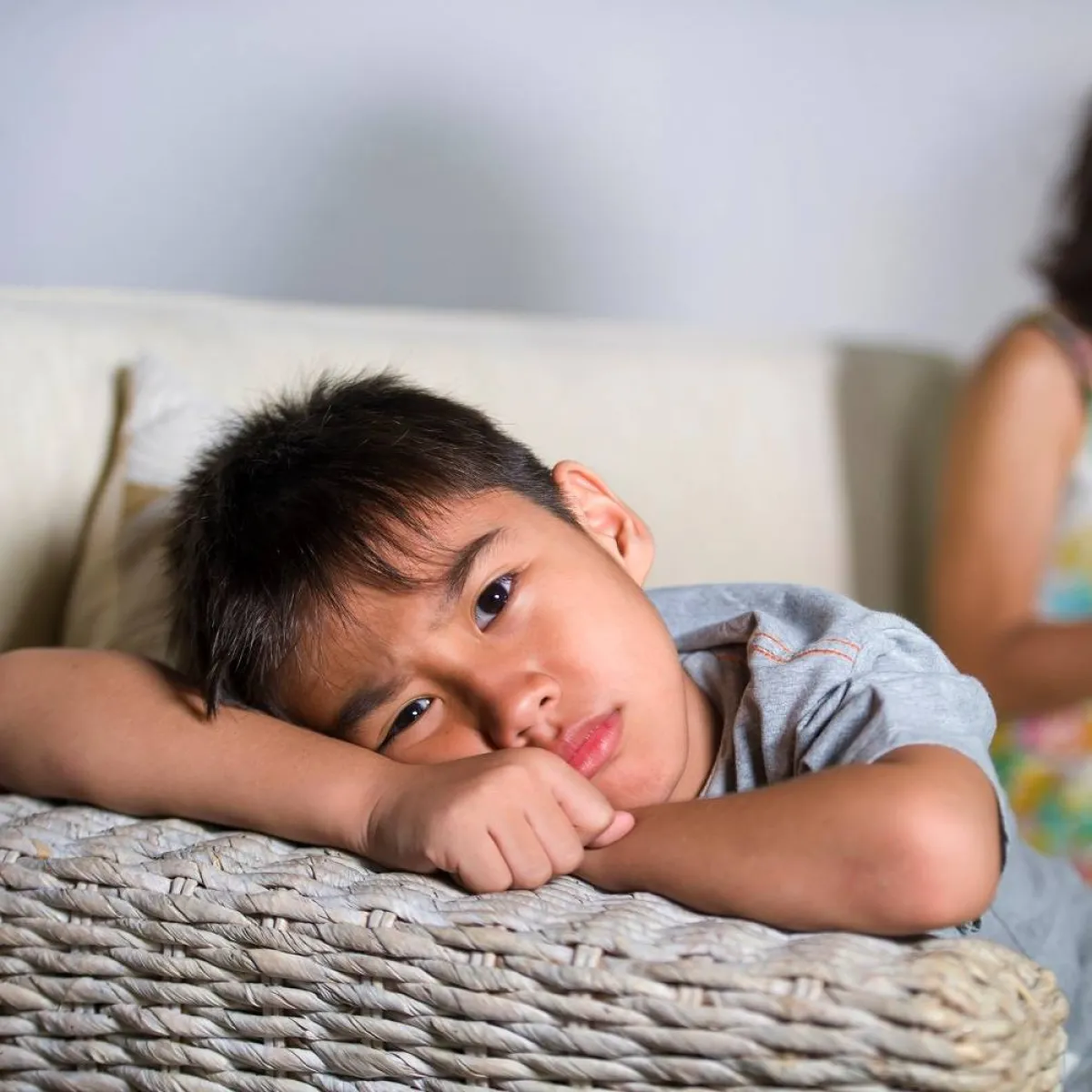 صورة لطفل يشعر بكراهية نفسه