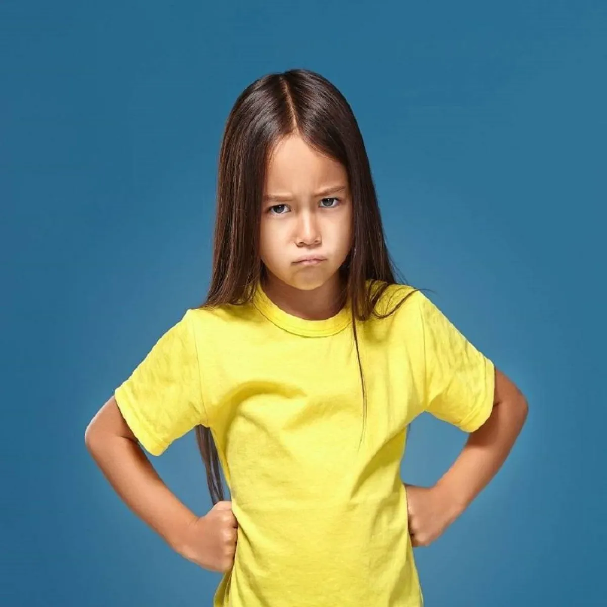 صورة لطفلة متمردة عنيدة