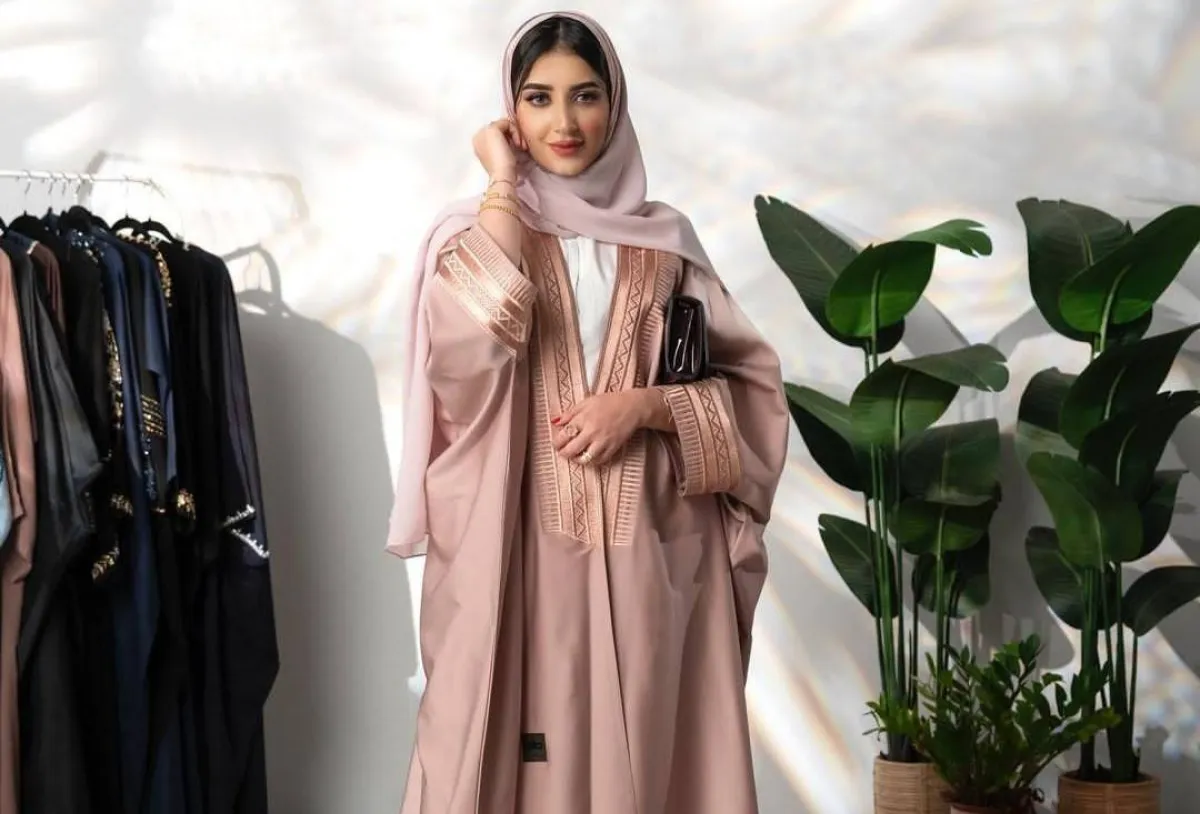 عبايات بألوان ترابية من وحي مدوّنات الموضة