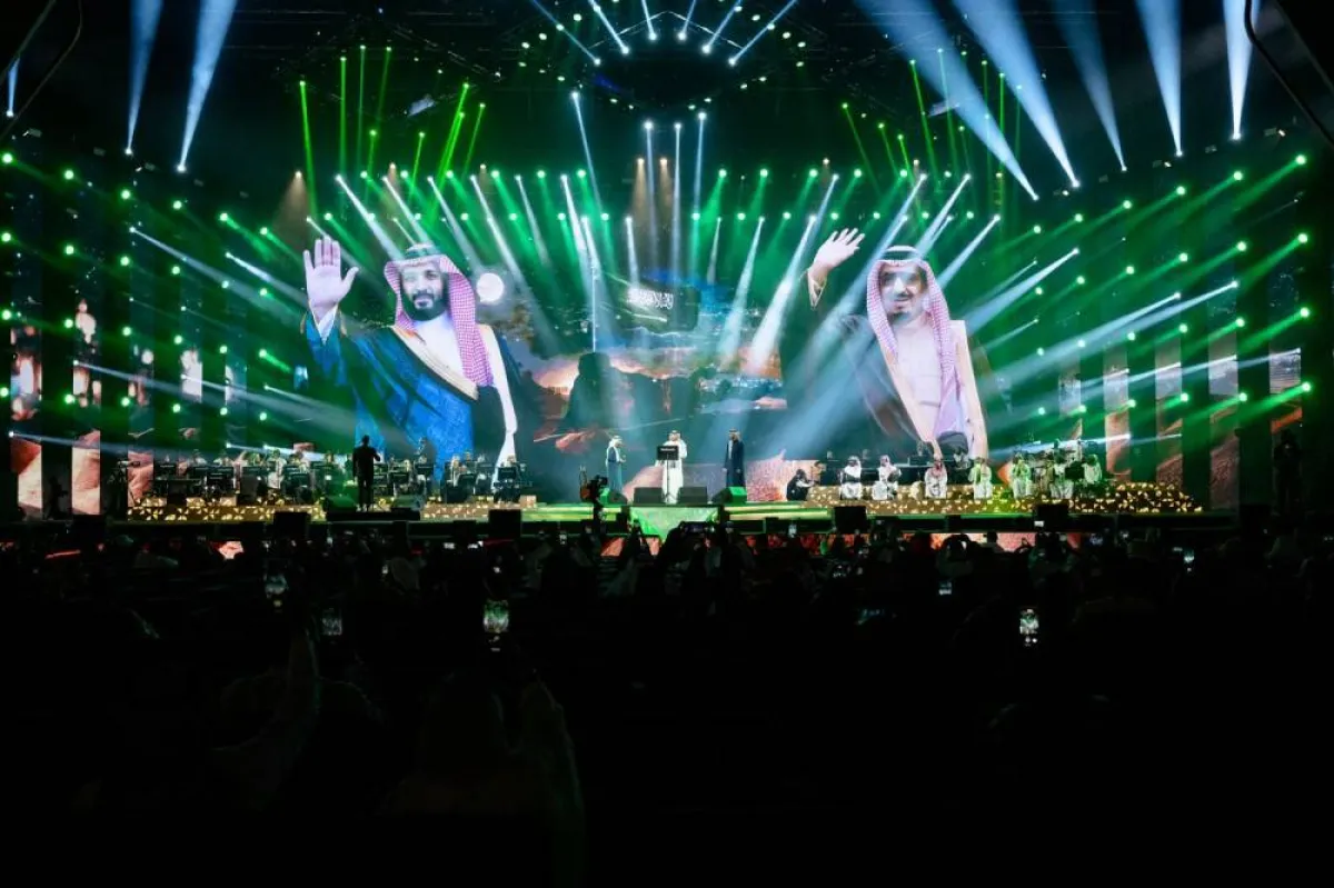 ثلاث فنانين مشاركين في الحفل الشبابي وهم يغنون للوطن -الصورة من المركز الاعلامي ل بنش مارك