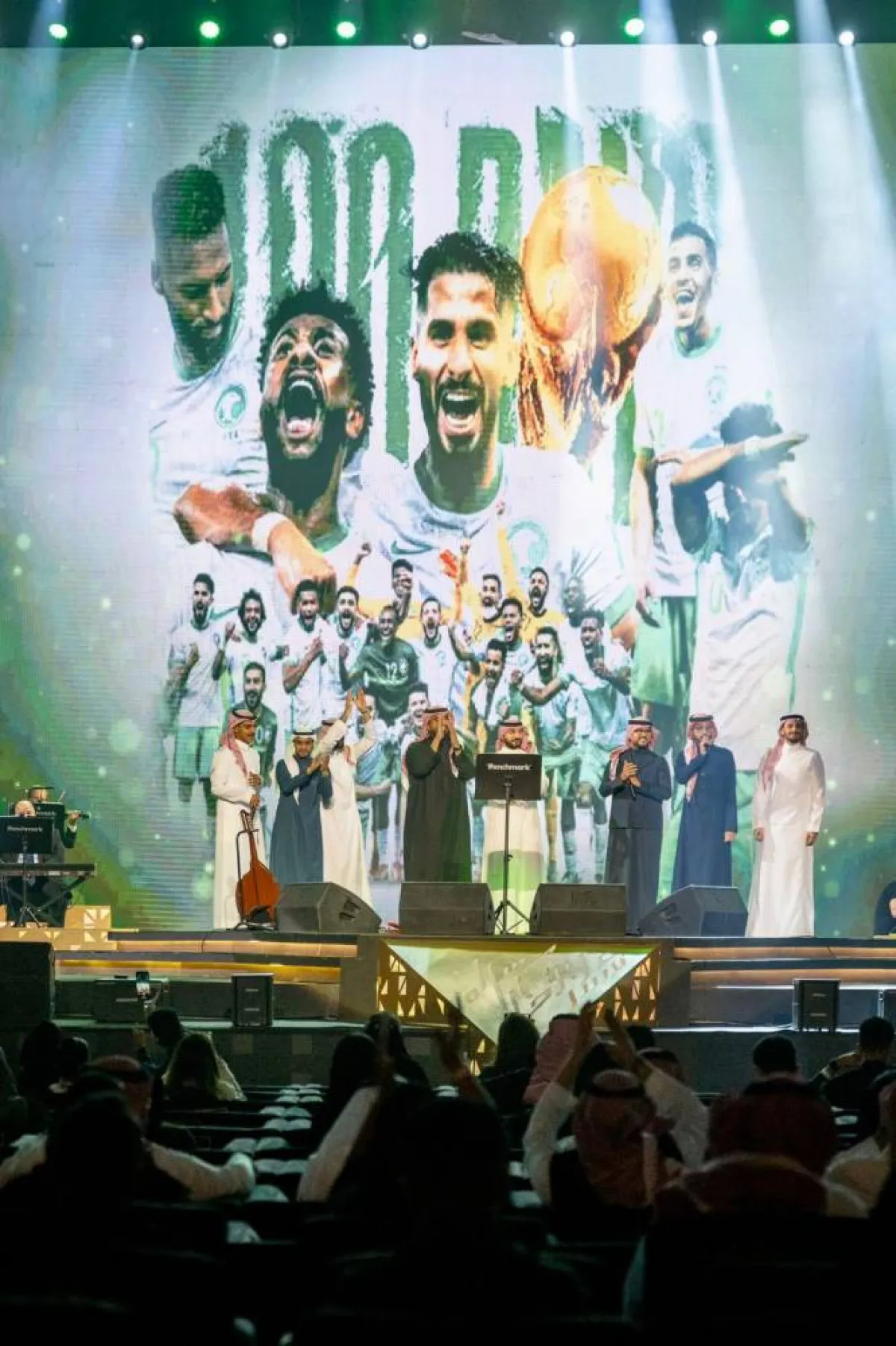 الفنانين ال8 المشاركين في الحفل الشبابي وهم يغنون للمنتخب -الصورة من المركز الاعلامي ل بنش مارك