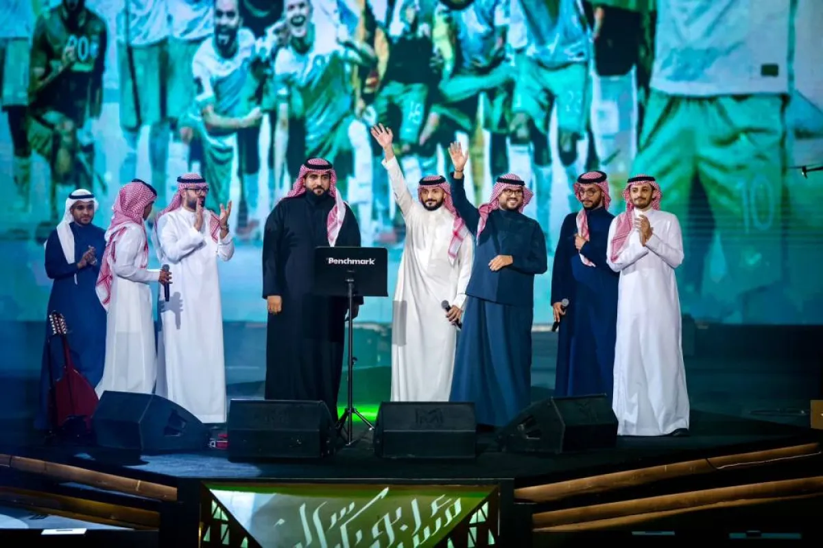 الفنانين ال8 المشاركين في الحفل الشبابي وهم يغنون للمنتخب -الصورة من المركز الاعلامي ل بنش مارك