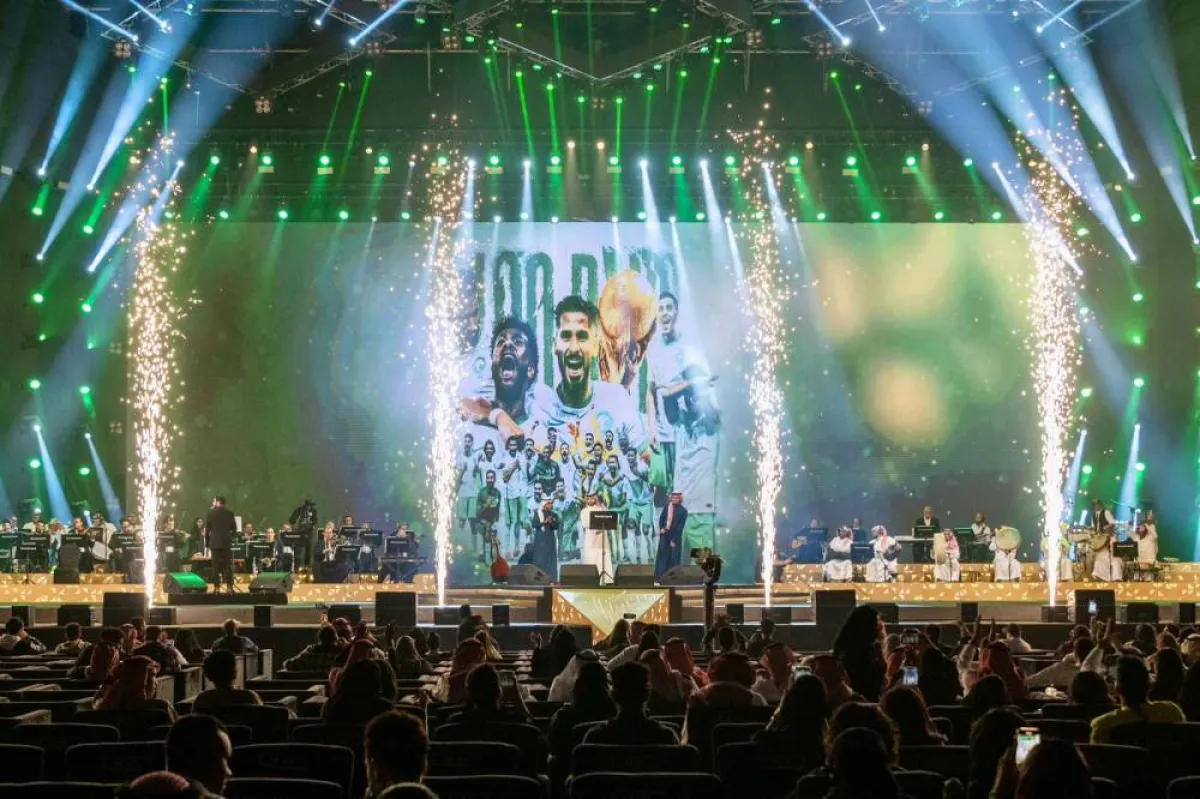 الفنانين ال8 المشاركين في الحفل الشبابي وهم يغنون للمنتخب -الصورة من المركز الاعلامي ل بنش مارك