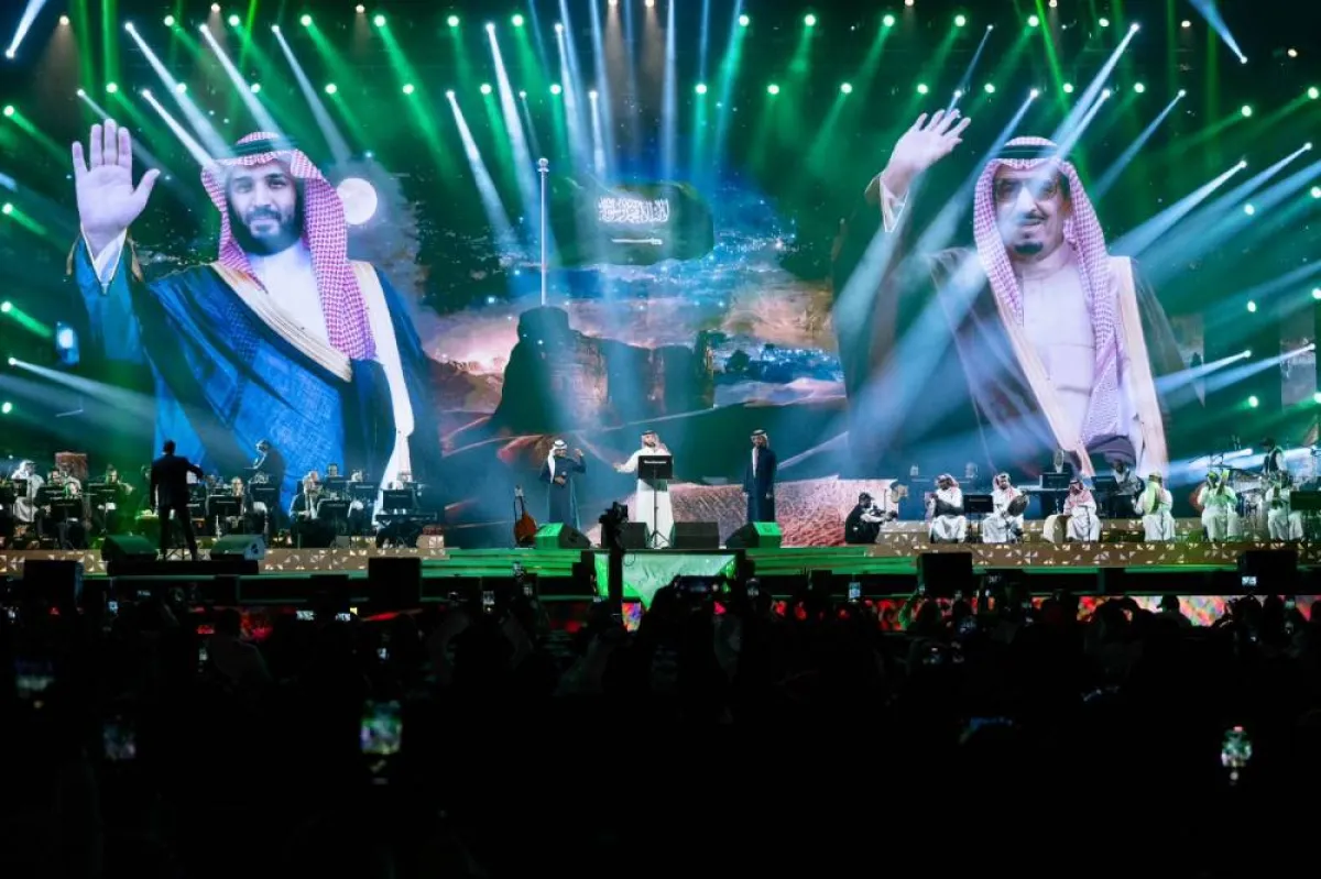 ثلاث من الفنانين المشاركين في الحفل الشبابي وهم يغنون للوطن -الصورة من المركز الاعلامي ل بنش مارك