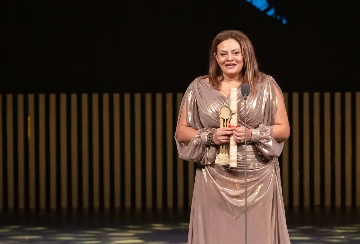 كاملة أبو ذكري تتسلم جائزة فاتن حمامة - الصورة من المركز الإعلامي لمهرجان القاهرة