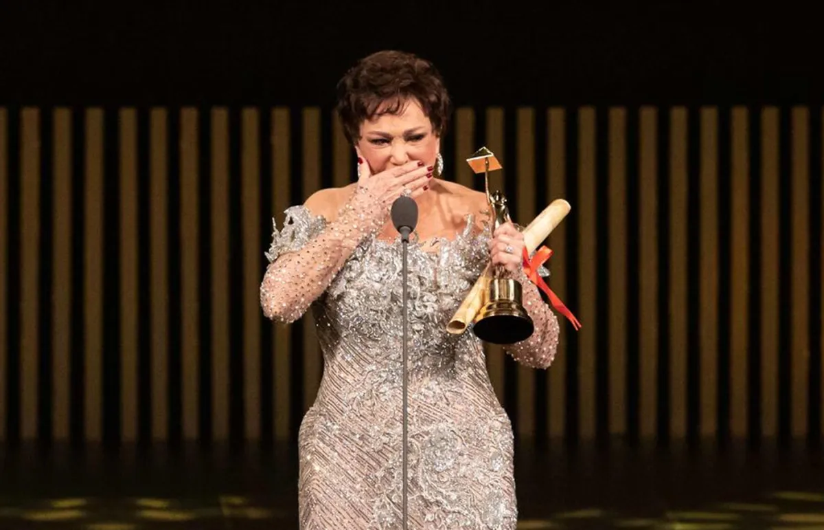 لبلبة تتسلم جائزة إنجاز العمر - الصورة من المركز الإعلامي لمهرجان القاهرة