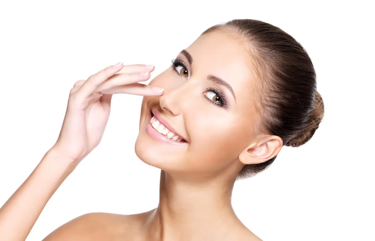 ما هو الفرق بين تجميل الأنف الجراحي وغير الجراحي ؟