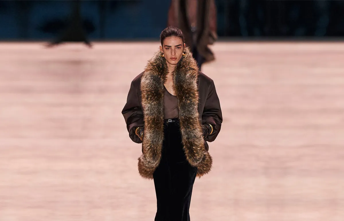 تنورة مخمل من سانت لوران «Saint Laurent»