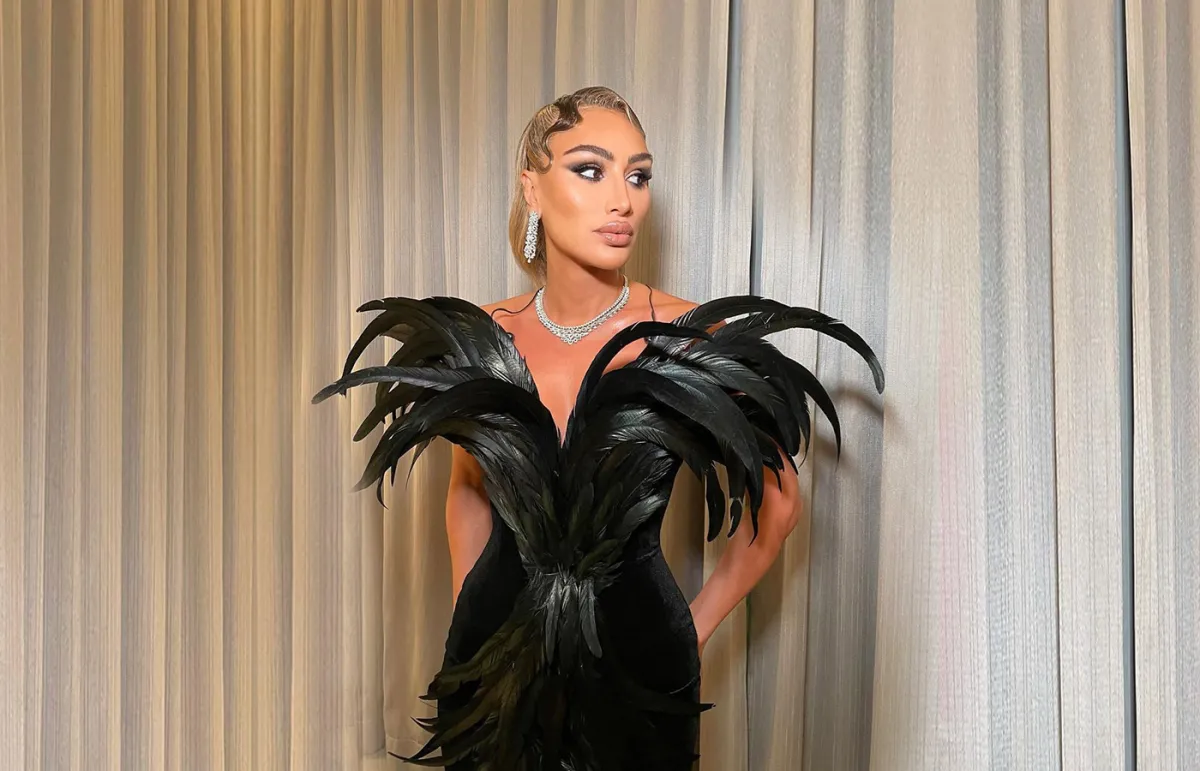 إطلالة صادمة لمايا دياب على المسرح... ماذا ارتدت؟