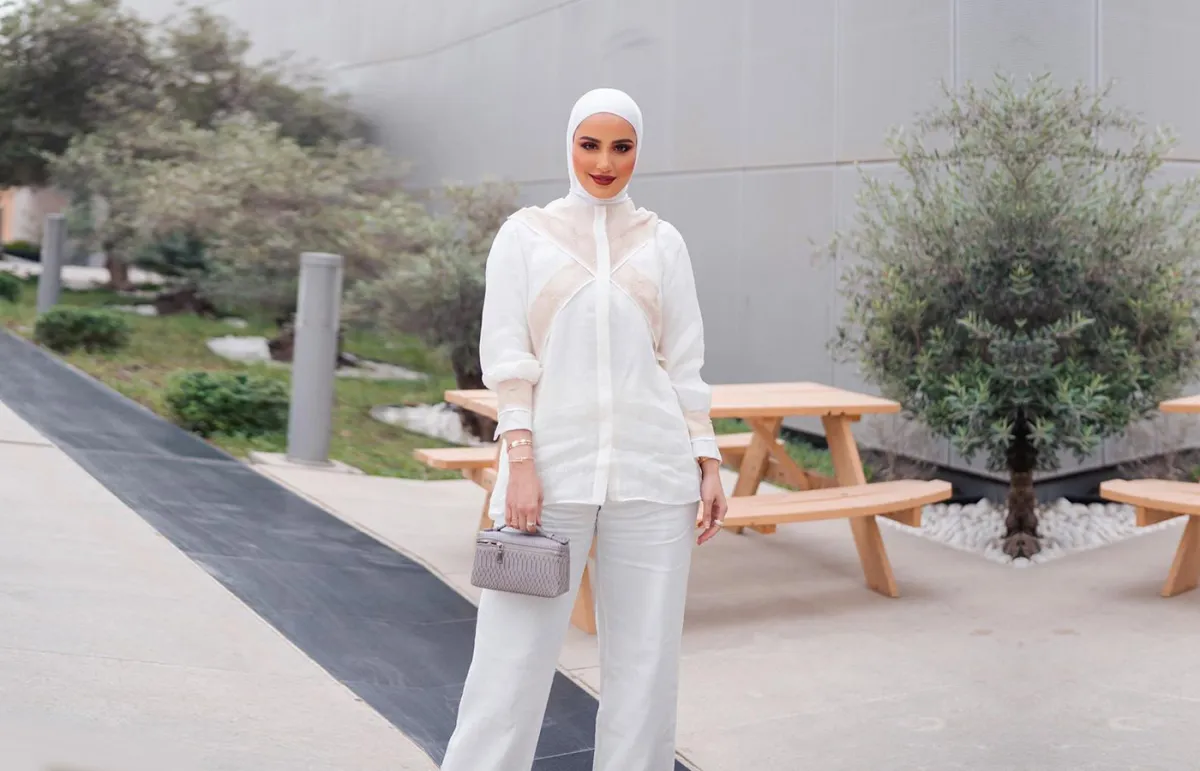 بنطلونات عريضة باللون الأبيض للمحجبات