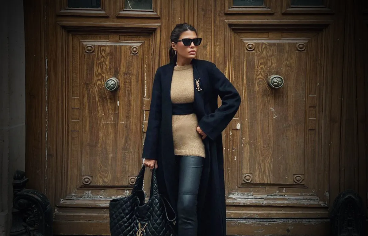 العنود بدر بمعطف طويل باللون الأسود 