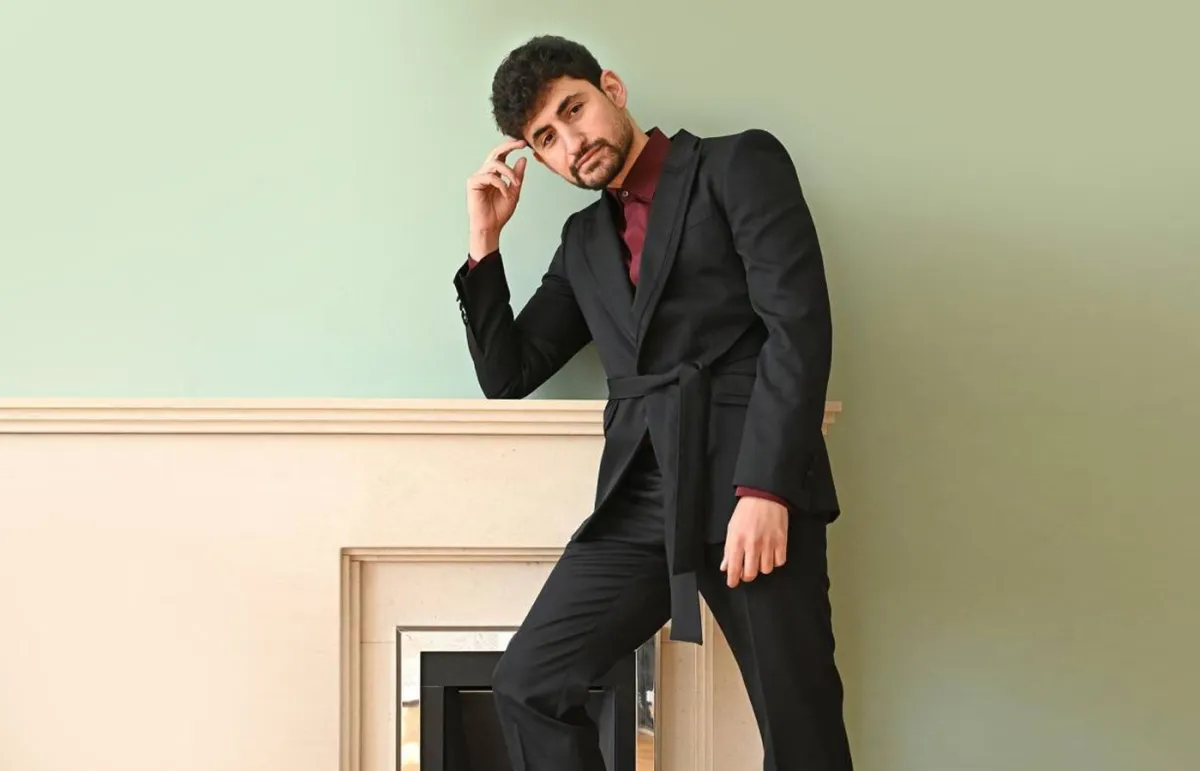 أمير المصري بإطلالة كلاسيكية باللون الأسود 